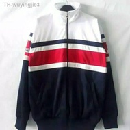 【เสื้อโค้ทและแจ็คเก็ต】 FILA เสื้อแจ็คเก็ตลําลอง TRACKTOP พรีเมี่ยมลําลองสําหรับผู้ชาย