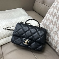 Chanel 黑羊皮淡金釦黑珍珠拚皮穿練手柄下蓋Mini斜背包 AS5367