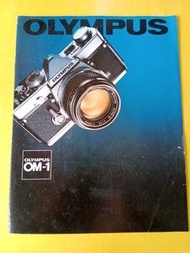 1976年 Olympus 奧林帕斯 OM 1 “英文版” Catalogue 產品目錄。這本 Olympus 目錄介紹 OM 1 系列， 機身鏡頭，規格，配件，和使用，手動，閃燈曝光，長短鏡頭，顯微