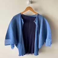 ▪️富貴選物FUGUEI▪️三宅一生ME 舒柔藍色密摺彈力 排扣造型外套