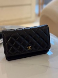 【二手8-9成新】CHANEL WOC 金扣菱格皮穿鏈鏈條肩帶 顆粒壓花荔枝紋牛皮 發財包口蓋包麻將包斜挎包 女款 黑色AP0250-Y01864-C3906