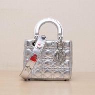 Lady Dior 戴妃包 四格 徽章肩帶 銀色 皮革C 銀扣 2017