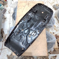 Seat plate SUZUKI GT100 GT125 GT185 nos