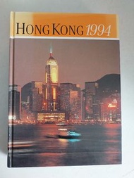 香港年報英文版1994 Hong Kong Annual report 
於港英龍獅徽章內頁右下角有蓋章with the compliments of Hong Kong Government inf