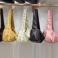 Beg bahu wanita gaya biker retro dengan hiasan stud, model baharu 2025, beg tangan kulit lembut, beg