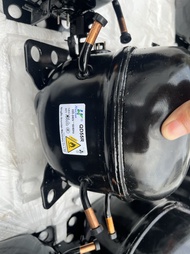 เครื่องทำน้ำแข็งขนาดเล็กสำหรับใช้ในบ้าน เครื่องกำจัดความชื้น R290 QD128R QD65R เครื่องยนต์คอมเพรสเซอ