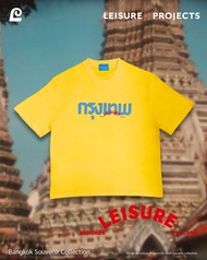 (Leisure Projects)LEISURE BANGKOK TEE เสื้อยืดผ้าคอลตอน ทรงoversized พิมพ์ลายการฟฟิคลายกรุงเทพ