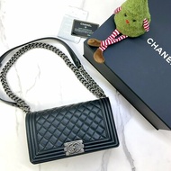 CHANEL 小牛皮黑銀BOY 25