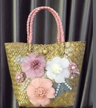 กระเป๋าสารกระจูดลายดอกไม้3สี ขนาด 6*8 งานสวย งานสานแน่น เส้นกระจูดคัดพิเศษ ทรงสวย งานจริงสวยมาก