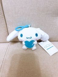 🩵  手抱心心肉桂狗毛公仔鎖匙扣掛件飾物 😚 小白大耳狗手袋書包吊飾毛絨玩偶 Pale Blue Heart Sanrio Cinnamoroll plushie doll charm kc keyc