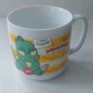 罕見的中古動漫老物
【極珍貴全新品】90年代平成レトロ 絕版日版正貨《五更龍寶寶》港譯：為食龍少爺，正版陶瓷馬克杯｜連當年旺角信和中心水貨精品店原裝標籤！Nippon Animation 正版銀貼紙
