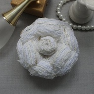 白色布藝山茶花胸針