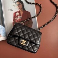 方胖 經典迷你口蓋包 ::CHANEL:: A35200黑色羊皮菱格紋淡金雙C方胖子斜背鍊包 口蓋包