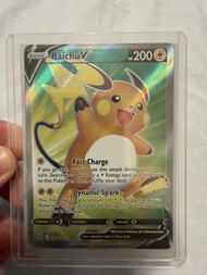 寶可夢集換式卡牌遊戲（PTCG）中的「雷丘V」（Raichu V）全圖SR（Full Art）閃卡。卡牌名稱與編號：Raichu V #158/172，出自《劍&盾》系列第9彈的《璀璨群星》（Bril