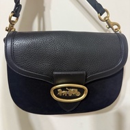 Coach 經典馬車扣斜背包