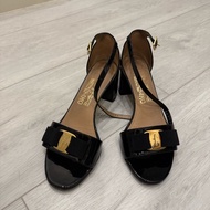 Salvatore Ferragamo經典款蝴蝶結金釦粗根涼拖鞋黑色漆皮7C