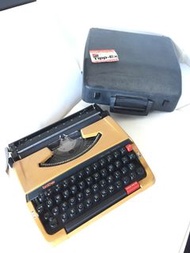 保值 70’s年代 絕版日本打字機+絕版西德改錯紙. （現已解體，已經沒有國家西德名稱）印有西德造改錯紙. 全套有打字機蓋. 保存甚佳, 性能良好, 冇撞或跌過, 表面平滑完整, 無生銹.. Brot