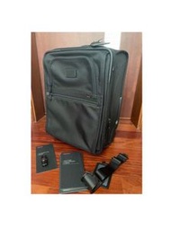 TUMI 22018DH 黑色 26L 【18吋國際小型隨身行李箱】 美國品牌  旅行包 旅行 隨身行李  尺寸：45.5 公分 x 37 公分 x 24 公分（高x寬x深）  容量：26公升
