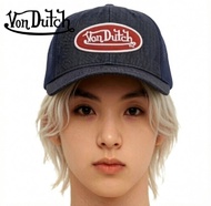 NWT 現貨 深藍色的 Von Dutch 品牌卡車帽，正面帶有紅白色的品牌標誌刺繡。此款式通常由 Denim（丹寧布）製成。帽子配有網狀後背設計以增加透氣性。採用可調節的 Snapback（塑膠扣）