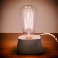 簡單灰水泥鎢絲檯燈