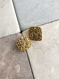 【日本直送 名牌中古包】CHANEL  耳環 金色 經典雙 C logo vintage 古著 絕版 vc6mkw