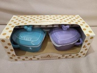 《香港迪士尼心形陶瓷兜套裝》Disneyland Disney 米奇 米妮 心形碗  連蓋子 not Le Creuset  適用於微波爐洗碗機及焗爐 只作收藏,未曾使用,實物手機拍攝如圖，有意pm交