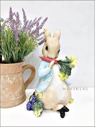 比得兔系列 鄉村風兔子吃紅蘿蔔葡萄擺飾品 波麗製比的兔手繪藍色衣服兔撲滿存錢筒公仔裝飾品收藏生日送禮品【歐舍傢居】