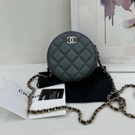 Chanel 香奈兒 幻彩黑色羊皮 琺瑯扣 小圓餅 27開  尺寸：12x12x5.5cm  有購證