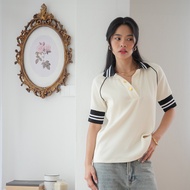 LUCA STUDIO_ SALE30%-Cecilia Top เสื้อโปโล ผ้ายืดทอลายร่องเล็ก แต่งกระดุมหัวใจสีทอง