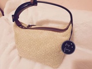 <情人節/新年禮物>Loewe Cubi Anagram Bag White飯盒包(送內包)