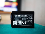 Sony NP-FW50 ORIGINAL สำหรับกล้อง Sony A6500 A6300 A5100 A7 A7R A7S mark 12 RX10 QX1 NEX-3 NEX5 NEX