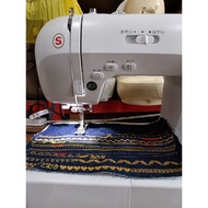 sewing machine singer brand heavy duty portable automatic pushbutton operate running good condition.