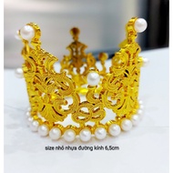 Plastic cake decoration crown