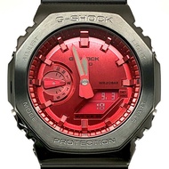 G-SHOCK CASIO GM-2100B-4A 金屬錶殼腕錶,八角形錶殼,卡西歐橡木飾面,金屬錶圈,雙LED燈,深灰色IP紅色錶盤,類比數位顯示。 2021年8月上市。三國丘店有售。 ITV358