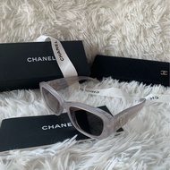 【 配件：包裝盒、防塵袋、說明書 💕】Chanel CH5493 墨鏡 太陽鏡 冰塊墨鏡 夏日 果凍灰 透明灰 雙C 大logo