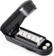 全城熱賣 - 可調式防滑藥丸切割器 藥丸切割器 適用於小型或大型藥丸 多個藥丸切割 方便攜帶 帶蓋防塵 鬆緊可調 防滑設計 配定心刀片防護 適用大小藥片鬆緊切割 多粒整齊操作安全耐用