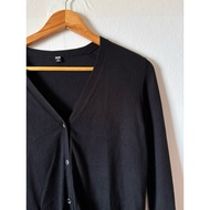 Uniqlo V-Neck Cardigan UV Protection Black Completely Authentic New Compared To 1 m Rare Flawless.