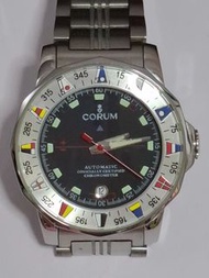 CORUM 崑崙表 - 海軍上將杯（Admiral's Cup）系列自動機械男錶，型號為 982.630.20，具備經典的航海旗面刻度與 43mm 不鏽鋼錶殼。(戴用次數小，全錶無刮花，原盒已遺失)