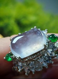 天然翡翠玉石 木那雪花棉玻璃白冰蛋面 非常厚裝霸氣 底子乾淨 晶瑩剔透 起瑩起光起膠 非常漂亮 現貨比相片更美麗 (保A貨) 有興趣請留言查詢時價。(呎吋:闊13.5×高8.9×厚5.2mm)