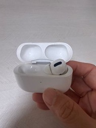 Apple AirPods Pro 無線耳機充電盒連右耳