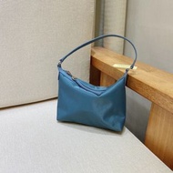 4⃣️色特價 Longchamp Hobo Handbag 👜 100% New  可以手提可以腋下 自己配一條長帶，就能擁有一個斜咩袋！ 尺寸：20*5.5*16 cm