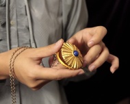 美國雅詩蘭黛名牌古董 細繩紋圓盒鑲青金仿石 鍍金香膏盒項鍊墜飾