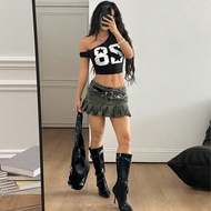 เสื้อยืดครอปคอเบี้ยวสีดำที่สบายสำหรับผู้หญิง ลวดลายตัวเลขสำหรับวันแข่งขัน Streetwear Y2K Sportswear