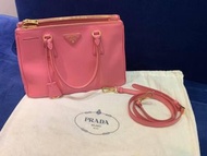 《閒置品出清》 Prada Saffiano Lux 粉色防刮牛皮兩用殺手包