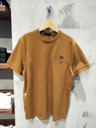 FRED PERRY FP Maisui 2023เสื้อยืดคอกลมมีกระเป๋าปักลายฉลากขนาดเล็กสไตล์ใหม่ต้นฤดูใบไม้ผลิเสื้อแขนสั้นหลวมและอเนกประสงค์สำหรับคู่รักนำเข้าใหม่อังกฤษ