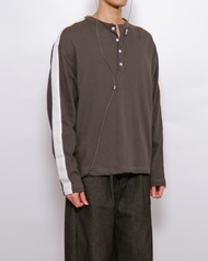 COMPOSE. ⭑ VTG Sporty Henley Shirt in Charcoal | เสื้อเชิ้ตแขนยาว คอเปิด สไตล์สปอร์ตแบบวินเทจ สีเทาด