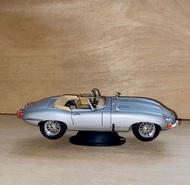 意大利BURAGO Jaguar 車模型1961 E Type 型號比例1/18