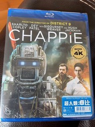 CHAPPiE 超人類: 卓比 (2015) Blu-ray 藍光碟 (超高畫質 Mastered In 4K) (香港版) 全新未開封 導演：《D-9 異形禁區》尼爾保甘  主演：《一百萬零一夜》迪柏特爾  　　　《變種特攻》曉治積曼 *一般藍光碟機都可以播放