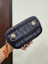 Dior 迪奧 字母LOGO 緹花布 牛仔 丹寧 帆布 手拿包 化妝包 零錢包 收納包 斜背包 肩背包 腰包 胸口包