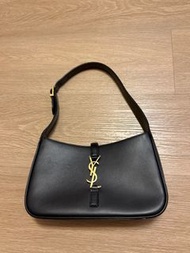 YSL Le 5 À 7 in Smooth Leather (ysl hobo bag in Noir)